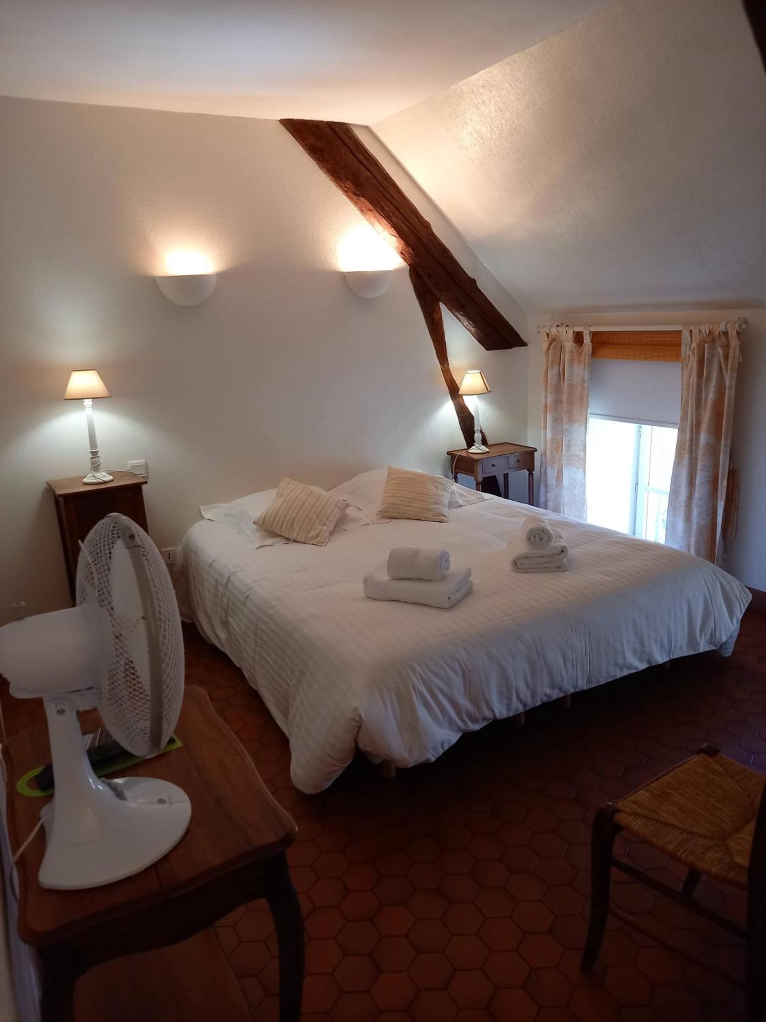 Hotel De La Halle Nolay  部屋 写真
