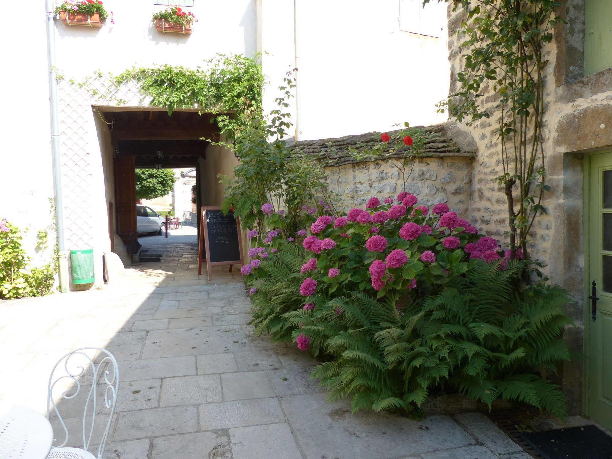 Hotel De La Halle Nolay  エクステリア 写真