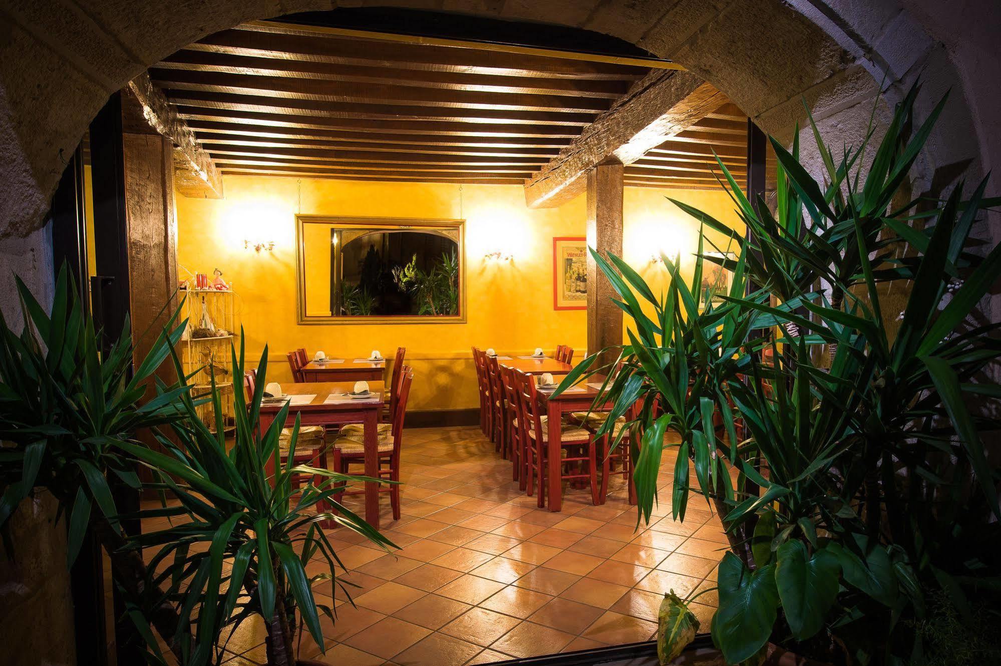 Hotel De La Halle Nolay  エクステリア 写真