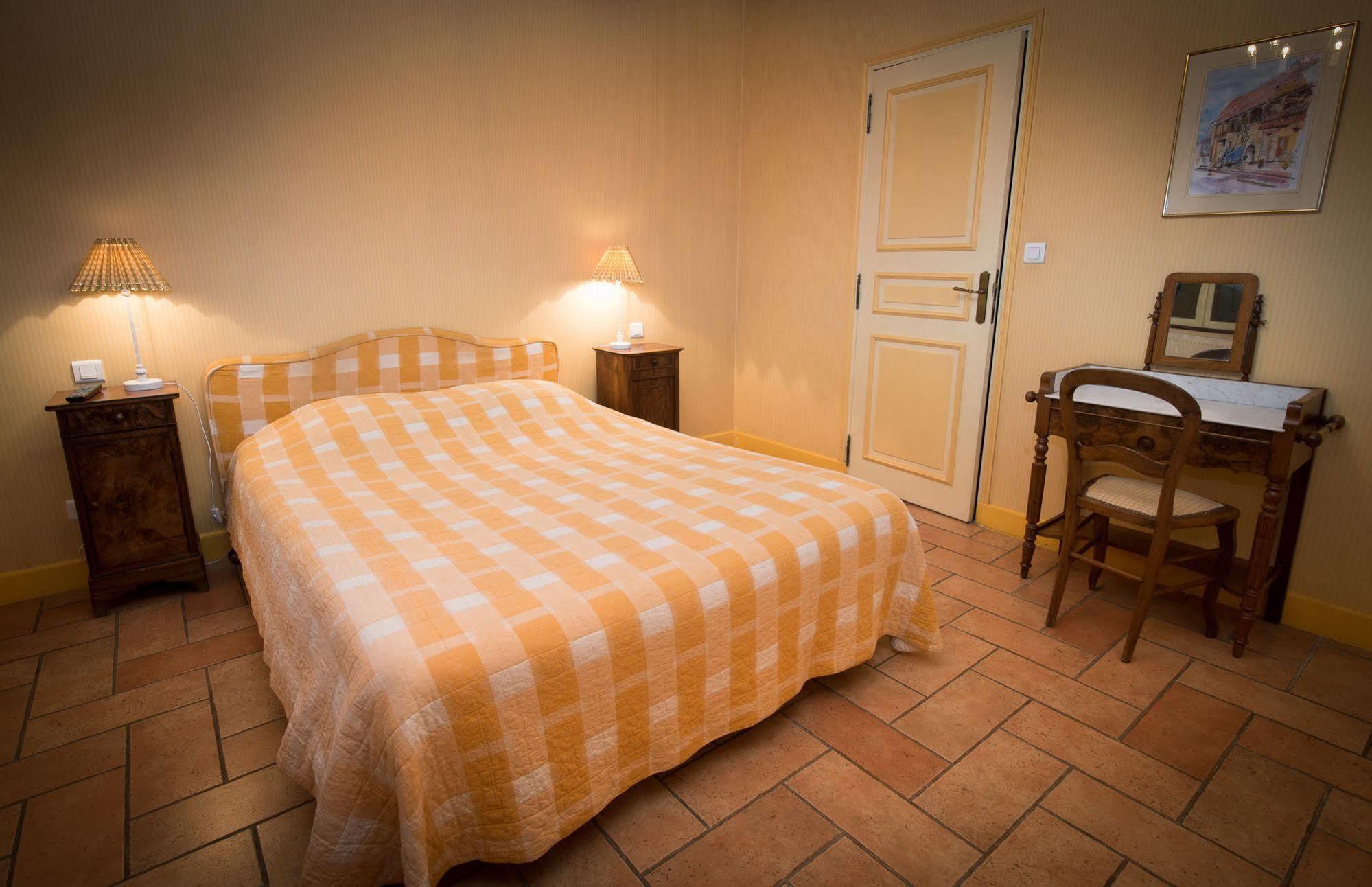 Hotel De La Halle Nolay  エクステリア 写真